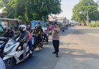 Demi Kelancaran Pengguna Jalan, Anggota Polsek Rengasdengklok Laksanakan Gatur Lalu lintas