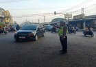 Unit Lantas Polsek Cikampek Gatur Sore di Depan Plaza Cikampek Cegah Kemacetan 