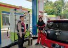 Guna Ciptakan Rasa Nyaman dan aman kepada warga Masyarakat saat mengisi bahan bakar, Personil Polsek Tempuran Sambangi SPBU.