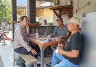 Momen Bhabinkamtibmas Sambangi Warung Kopi, Ngobrol Santai Bersama Warga