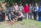 Gerakan Jumat Menanam, Połsek Klari Kolaborasi Dengan Dinas Kehutanan Provinsi Jabar Lakukan Penghijauan Di Lahan Mako Polsek Klari 
