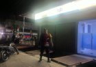 Anggota Polsek Batujaya Ciptakan Keamanan di Bank BJB Unit Batujaya di malam hari