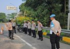 Personil Polsek Cikampek Apel Kesiapan dan Pengamanan Pemberangkatan Serikat Pekerja Kabupaten Karawang ke Bekasi 