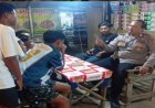Dalam Patroli Malam, Bhabinkamtibmas Polsek Rengasdengklok Sambangi Anak Muda Yang Sedang Nongkrong
