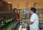 Kring Serse Polsek Banyusari Datangi Toko Jamu Temukan Miras 2 Botol Kecil