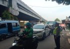 Unit Lantas Polsek Cikampek Cegah Kemacetan di Bawah Fly Over Cikampek 