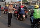 Personil Polsek Klari Melaksanakan Pengaturan dan Pengamanan Arus Lalin