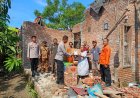 Kapolsek Batujaya bersama Anggota dan BPBD Kecamatan Batujaya memberikan Bantuan kepada Warga yang terkena Musibah Rumah Roboh akibat Angin Kencang