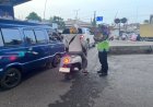 Protap Unit Lantas Polsek Cikampek Cegah Kemacetan Sore di Bawah Fly Over Cikampek 