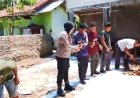 Sambangi Warga, Panit Binmas Polsek Rengasdengklok Sekaligus Bantu warga Kerja Bakti