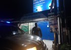 Anggota Polsek Tirtajaya Pastikan Keamanan Central Ruko Tirtajaya pada malam hari melalui kegiatan Patroli Prekat