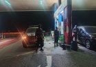 Anggota Polsek Batujaya melaksanakan Patroli Prekat di SPBU Batujaya pada malam hari
