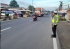 Cegah Lakalantas Personil Polsek Cikampek Gatur Rutin Depan Sekolah 