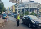 Personil Unit Lantas Polsek Cikampek Gatur Sore Cegah Kemacetan Didepan Plaza Cikampek 