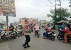 Kapolsek Rengasdengklok Bersama Anggota Giat Gatur Lalin Pagi, Antisipasi Kemacetan