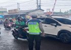 Gatur Unit Lantas Polsek Cikampek Antisipasi Kemacetan di Perlintasan Kereta Api Cikampek 