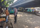 Patroli Siang Polsek Cikampek Pesan Kantibmas Supir Angkot dan Warga Cegah C3 dan Premanisme di Bawah Fly Over Cikampek 