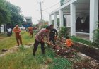 Bersama Masyarakat, Bhabinkamtibmas Desa Waluya Laksanakan Kerja Bakti di Lingkungan Kantor Desa