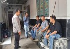 Bhabinkamtibmas Polsek Telukjambe Tumur Sambangi Halaman Kantor, Ngobrol Santai Bersama Staf Desa Sirnabaya