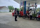 Personil Polsek Tempuran Sambangi SPBU, Guna Ciptakan Rasa Nyaman dan aman kepada warga Masyarakat saat mengisi bahan bakar.
