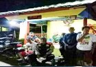 Bhabinkamtibmas Ngawangkong Bareng Dengan Petugas Ronda di PosKamling Desa Kalangsari