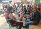 Anggota Polsek Batujaya menyampaikan himbauan Kamtibmas dan Stop Judi Online kepada masyarakat