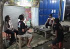 Anggota Polsek Batujaya melaksanakan Giat Ngawangkong pada malam hari bersama Masyarakat