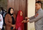 Kapolsek Klari bersama Kades Mengapresiasi Bhabinkamtibmas atas Renovasi Rumah Mak Emi