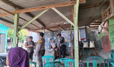 Bhabinkantibmas Polsek Cikampek Aipda Oberlin Monitoring dan Pengamanan Penyaluran BPNT di Desa Dawuan Barat 