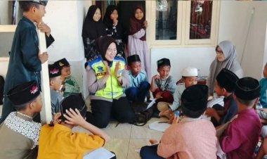 Dalam rangka Kegiatan Polisi Sahabat Anak, Panit Binmas Kunjungi Sekolah Agama Masdjid Riyadul Mutaqqin Desa Kemiri