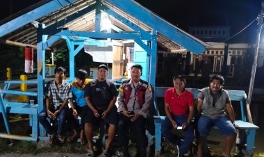 Anggota Polsek Batujaya Sambangi Masyarakat Desa Segarjaya untuk melaksanakan kegiatan Ngawangkong