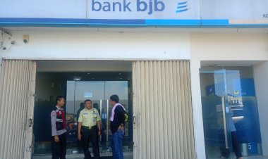 Anggota Polsek Batujaya Sambangi Scurity Bank BJB Unit Batujaya untuk menyampaikan Pesan-pesan Kamtibmas