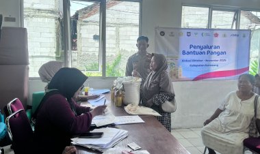 Bripka Ajis Beri Rasa Nyaman Penyaluran Bantuan Pangan 135 KPM Warga Cikampek Kota 