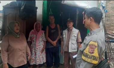 Polisi Penolong Masyarakat": Bhabinkamtibmas Połsek Klari dan Warga Bersihkan Rumah Roboh