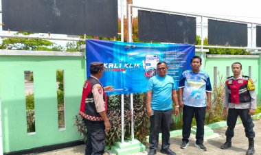 Anggota Polsek Batujaya melaksanakan Sambang dan Silaturahmi serta mensosialisasikan QR Code Div Propam Polri kepada Masyarakat