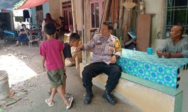 Bhabinkamtibmas Polsek Telukjambe Timur Laksanakan Giat Sambang, Sapa Warga Desa Purwadana