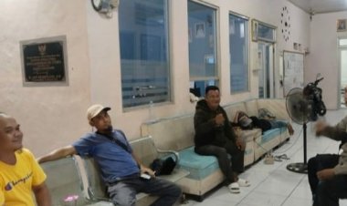 Sambangi Petugas Ronda, Patroli Polsek Rengasdengklok Laksanakan Ngawangkong