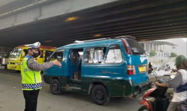 Pastikan Lancar, Unit Lantas Polsek Cikampek Rutin Gatur Lalin Sore 