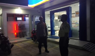Anggota Polsek Tirtajaya Sambangi Scurity Bank BRI pada malam hari guna menyampaikan Arahan dan Himbauan Kamtibmas