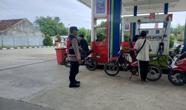 Personil Polsek Tempuran Sambangi SPBU, Guna Ciptakan Rasa Nyaman dan aman kepada warga Masyarakat saat mengisi bahan bakar.