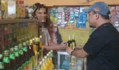 Kring Serse Polsek Banyusari Datangi Toko Jamu Temukan Miras 2 Botol Kecil