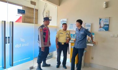 Anggota Polsek Batujaya Sambangi Scurity Bank BJB Unit Batujaya di siang hari
