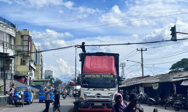 Polsek Cikampek Urai Kemacetan di Depan Plaza Cikampek Imbas Kendaraan Mogok di Jomin 