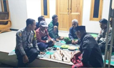 Anggota Polsek Rengasdengklok Giat Ngawangkong Bersama Petugas Ronda, Saat Patroli Malam