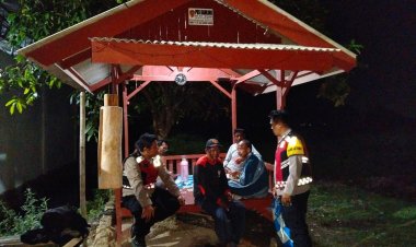 Anggota Polsek Batujaya Sambangi Masyarakat Desa Segaran untuk melaksanakan kegiatan Ngawangkong di malam hari