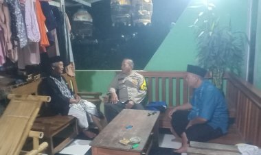 Ajak Harkamtibmas, Personil Polsek Cikampek Aiptu Tarjono Sambang Tokoh Masyarakat Desa Tirtasari 