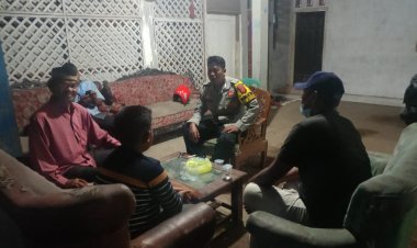 Anggota Polsek Batujaya Sambangi Masyarakat Desa Telukbango untuk melaksanakan kegiatan Ngawangkong