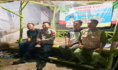 Dalam Kegiatan Sambang Malam hari, Bhabinkamtibmas Berikan Arahan Kepada Piket Linmas Desa Kutajaya