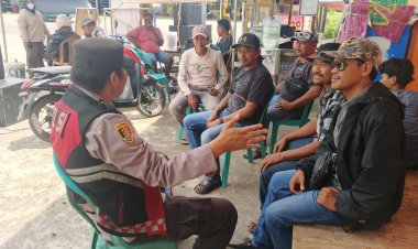 Anggota Polsek Batujaya menyampaikan himbauan Kamtibmas dan Stop Judi Online kepada masyarakat