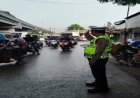Gatur Lalin Sore Polsek Cikampek Cegah Kemacetan di Bawah Fly Over 